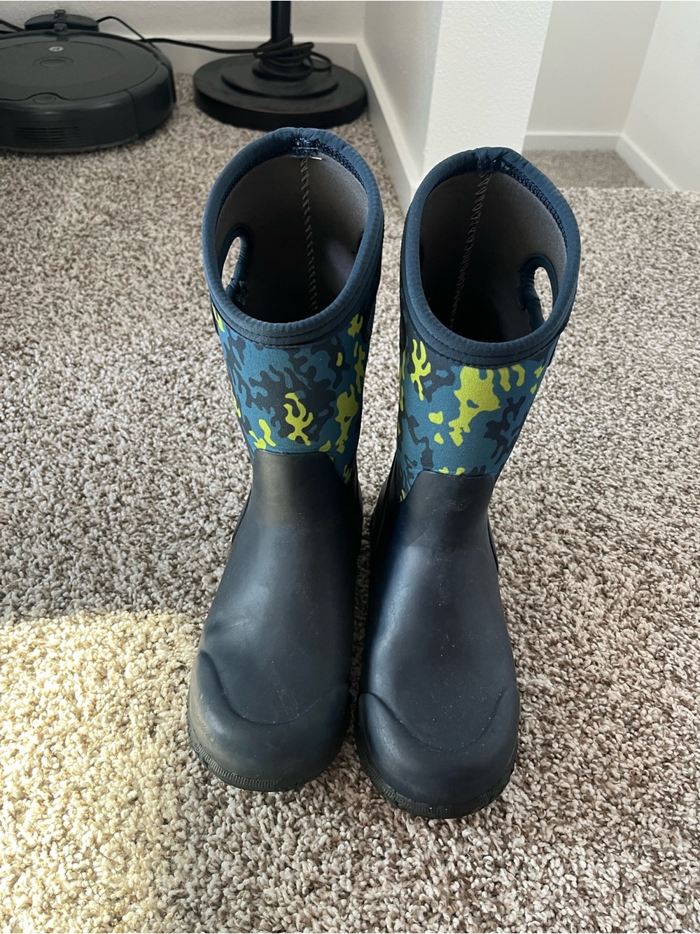 Youth size 4 gently used Bog winter boots navy and green